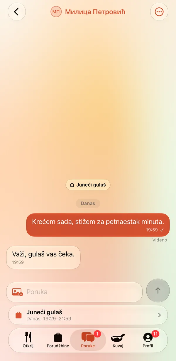 Razgovor sa kuvarom o porudžbini u aplikaciji Kuvajmo: jelo na vrhu, kratka prepiska o preuzimanju i polje za poruku.