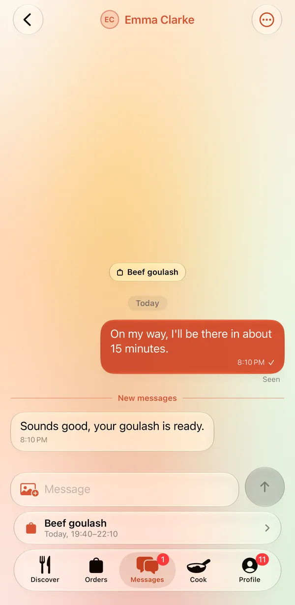 A chat with the cook about an order in the Kuvajmo app: the dish at the top, a short exchange about picking it up, and a message field.