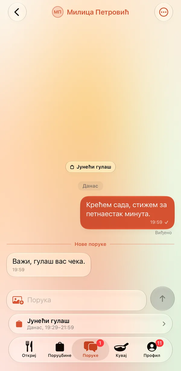 Разговор са куваром о резервацији у апликацији Кувајмо: јело на врху, кратка преписка о преузимању и поље за поруку.