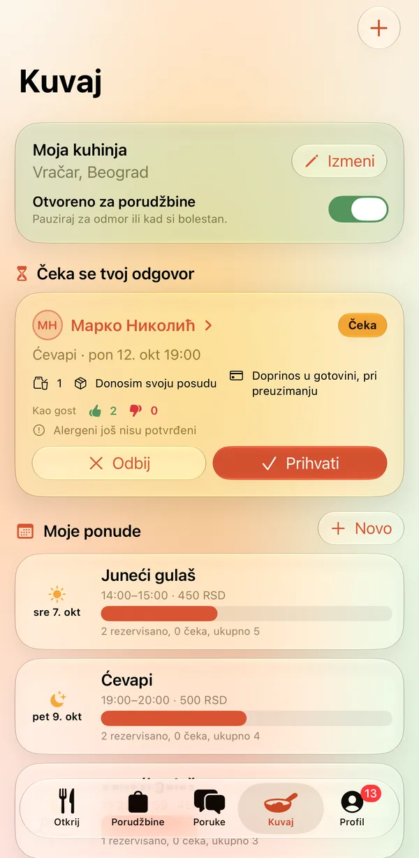 Kartica Kuvaj u aplikaciji Kuvajmo: kuhinja prima porudžbine, porudžbina koja čeka odgovor sa dugmadima za odbijanje i prihvatanje i ponude kuvara.