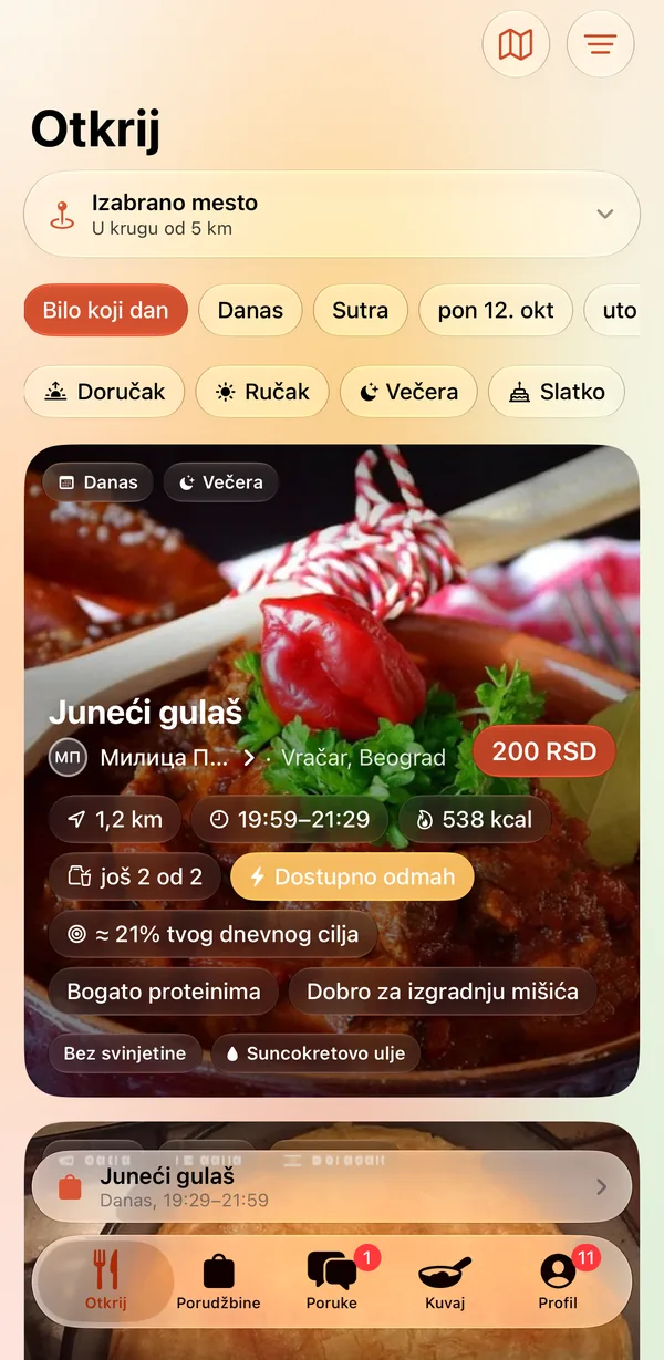Ekran za pronalaženje hrane u aplikaciji Kuvajmo: filteri za dan i obrok i kartica sa domaćim junećim gulašom koji se deli u blizini, sa udaljenošću i vremenom preuzimanja.