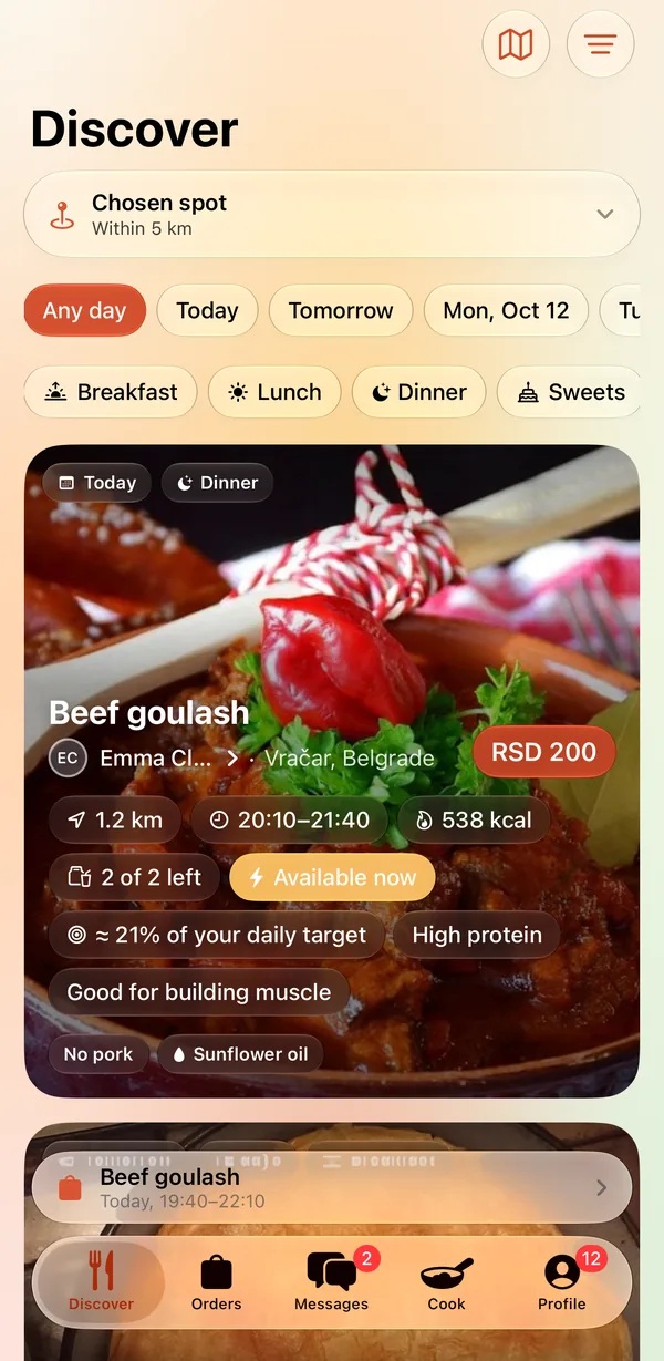 The discover screen of the Kuvajmo app: filters for day and meal, and a card for home-cooked beef goulash shared nearby, with the distance and pickup time.