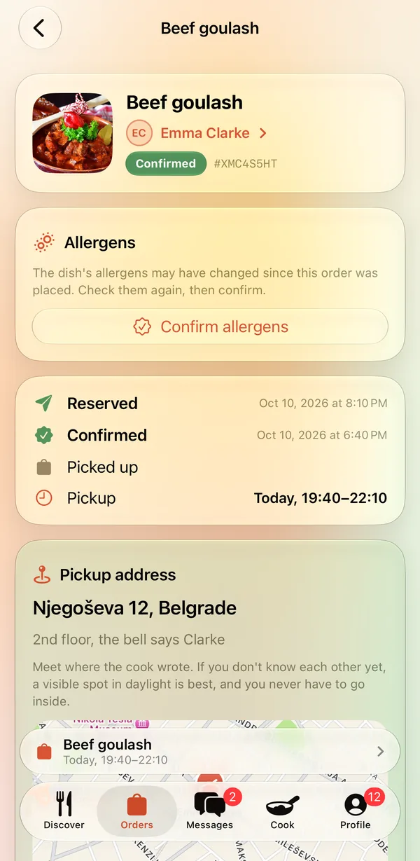 A confirmed order in the Kuvajmo app: the dish and the cook, the order code, a status timeline, the pickup time and the pickup address.