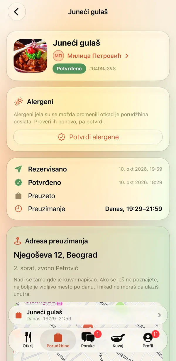 Potvrđena porudžbina u aplikaciji Kuvajmo: jelo i kuvar, šifra porudžbine, tok statusa, vreme preuzimanja i adresa preuzimanja.