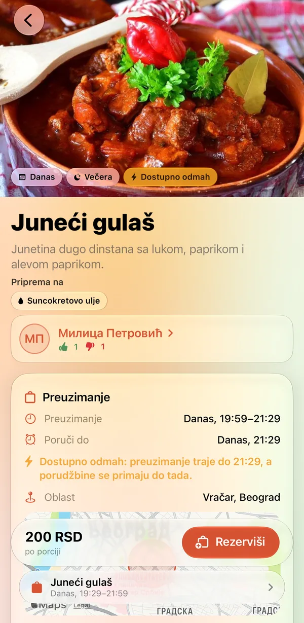 Ponuda u aplikaciji Kuvajmo: juneći gulaš, kuvar, vreme i mesto preuzimanja i traka sa doprinosom i dugmetom za rezervaciju.