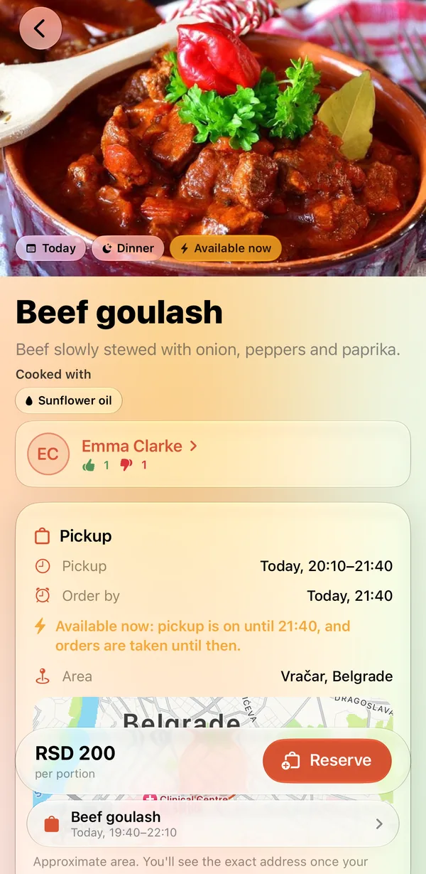 An offer in the Kuvajmo app: beef goulash, the cook, the pickup time and area, and a bar with the contribution and a Reserve button.